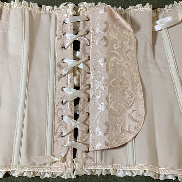 New gorgeous cream colored bustier w/ matching thong. Expands from 14.5 to 18.5. - Picture 6 of 11